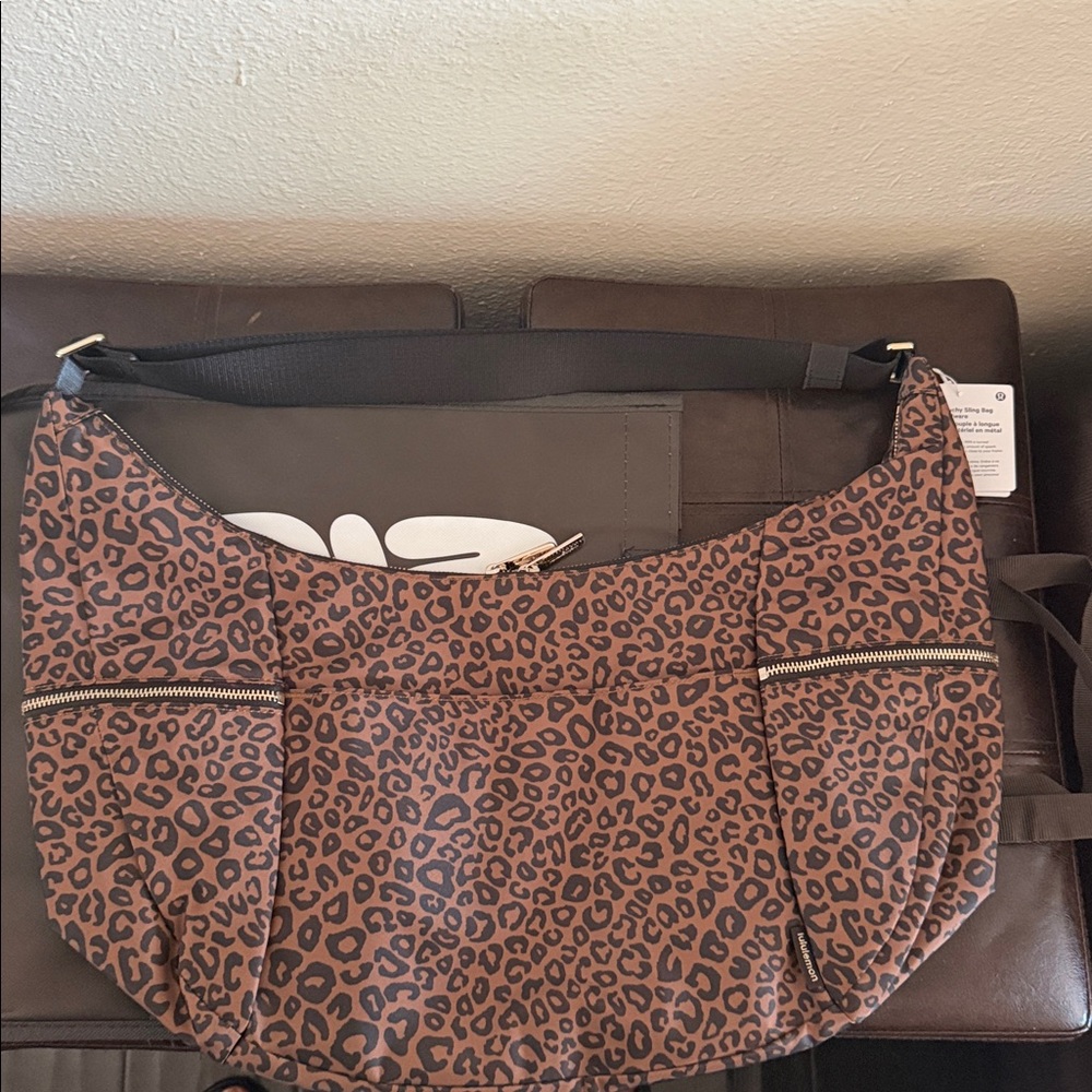 lululemon athletica Leopard Print Hobo Bag 13L - Picture 5 of 7